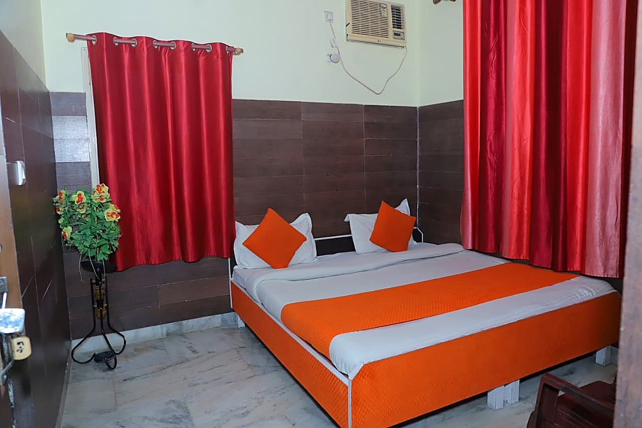 Double bed room at Hotel Chandreshwar