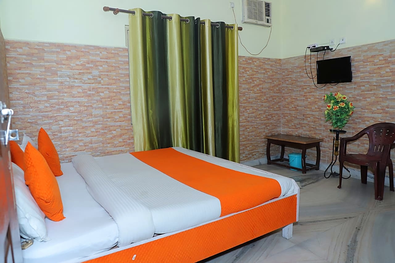 Double bed room with seating area, Hotel Chandreshwar