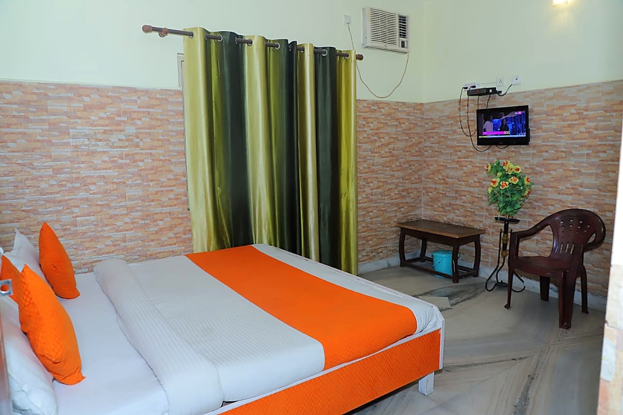 Room interior with television, Hotel Chandreshwar
