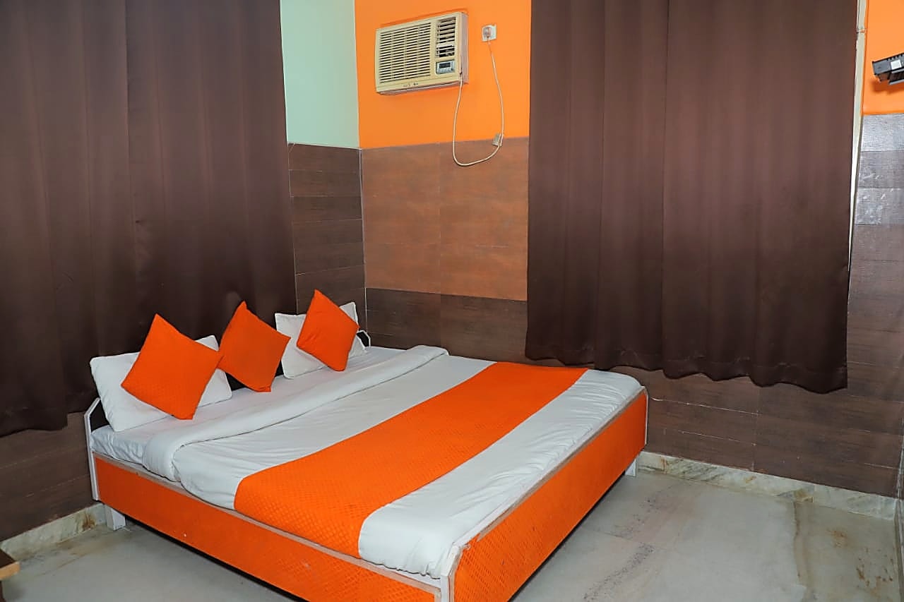 Room interior with wall-mounted TV, Hotel Chandreshwar