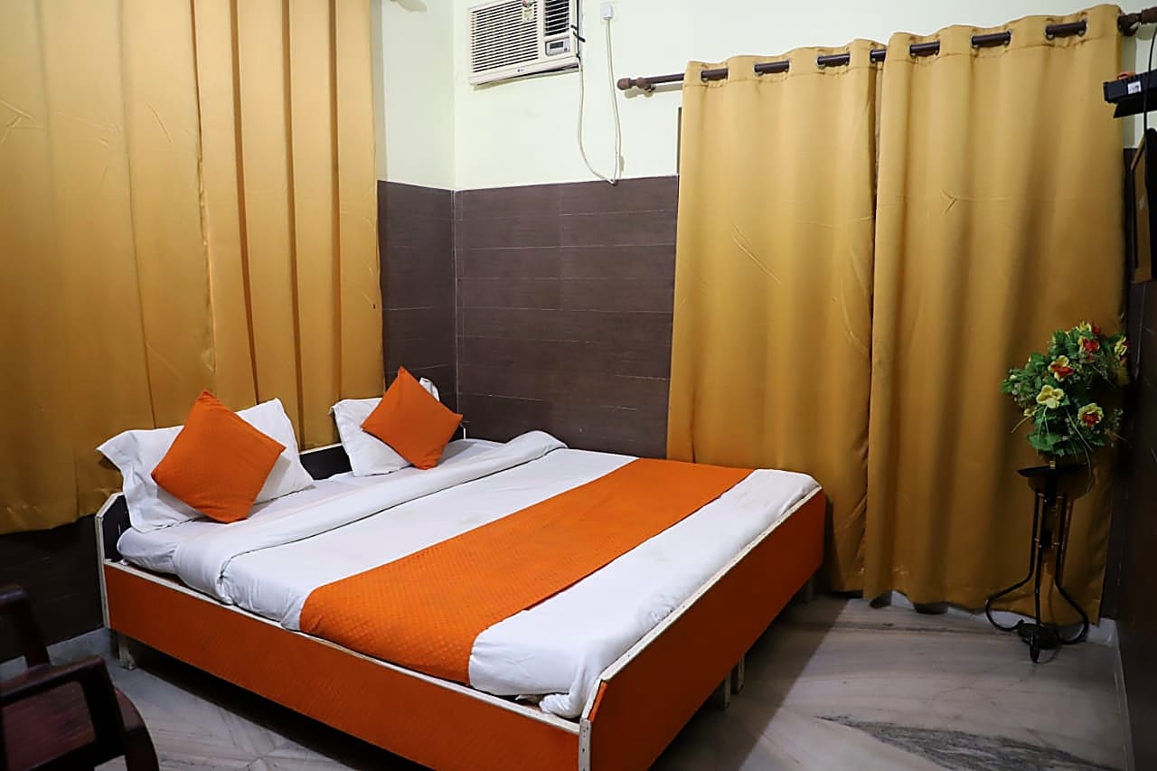 Double bed room with mustard curtains, Hotel Chandreshwar