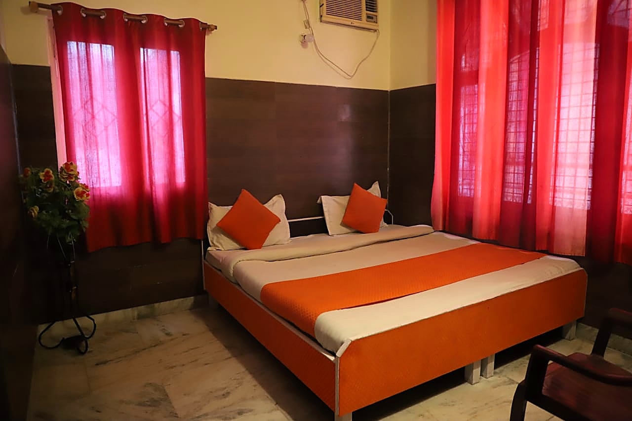 Double bed room with red curtains, Hotel Chandreshwar